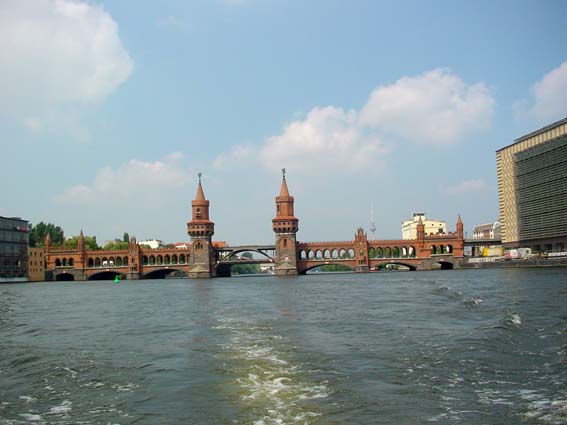 Mit dem Boot durch Berlin, Oberbaumbrücke