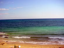 klares und dunkelblaues Wasser