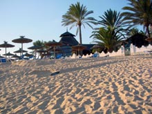 Kleiner Sandstrand vor der Hotelanlage